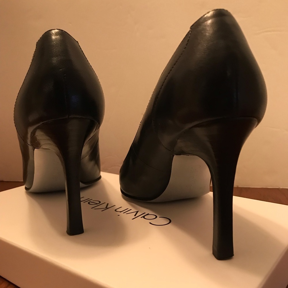Ladies classic pump by Calvin Klein.Navy, Size 6.5